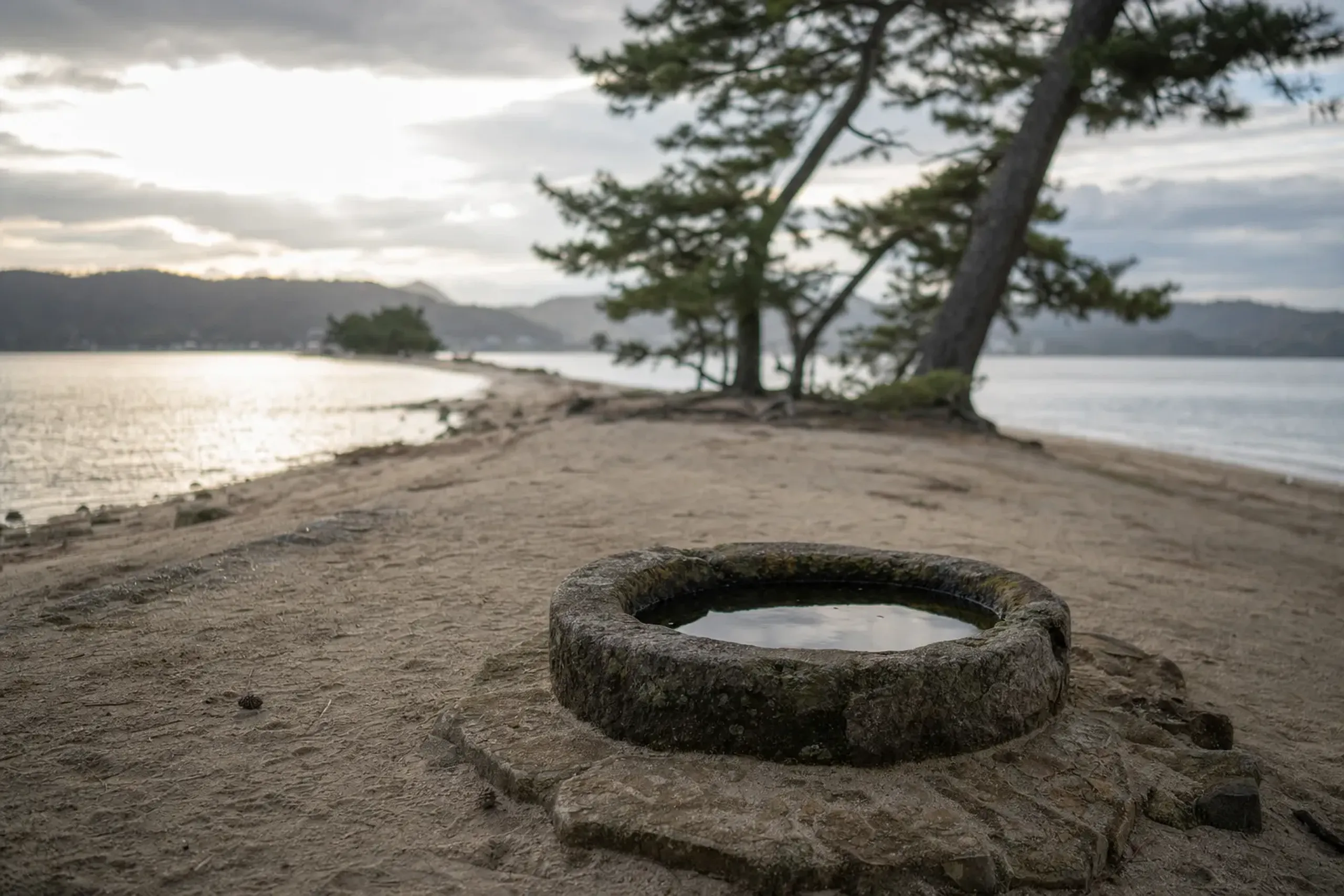 The Isoshimizu freshwater well set in the middle of the Amanohashidate sandbar, ringed on all sides by the seawater of Miyazu Bay