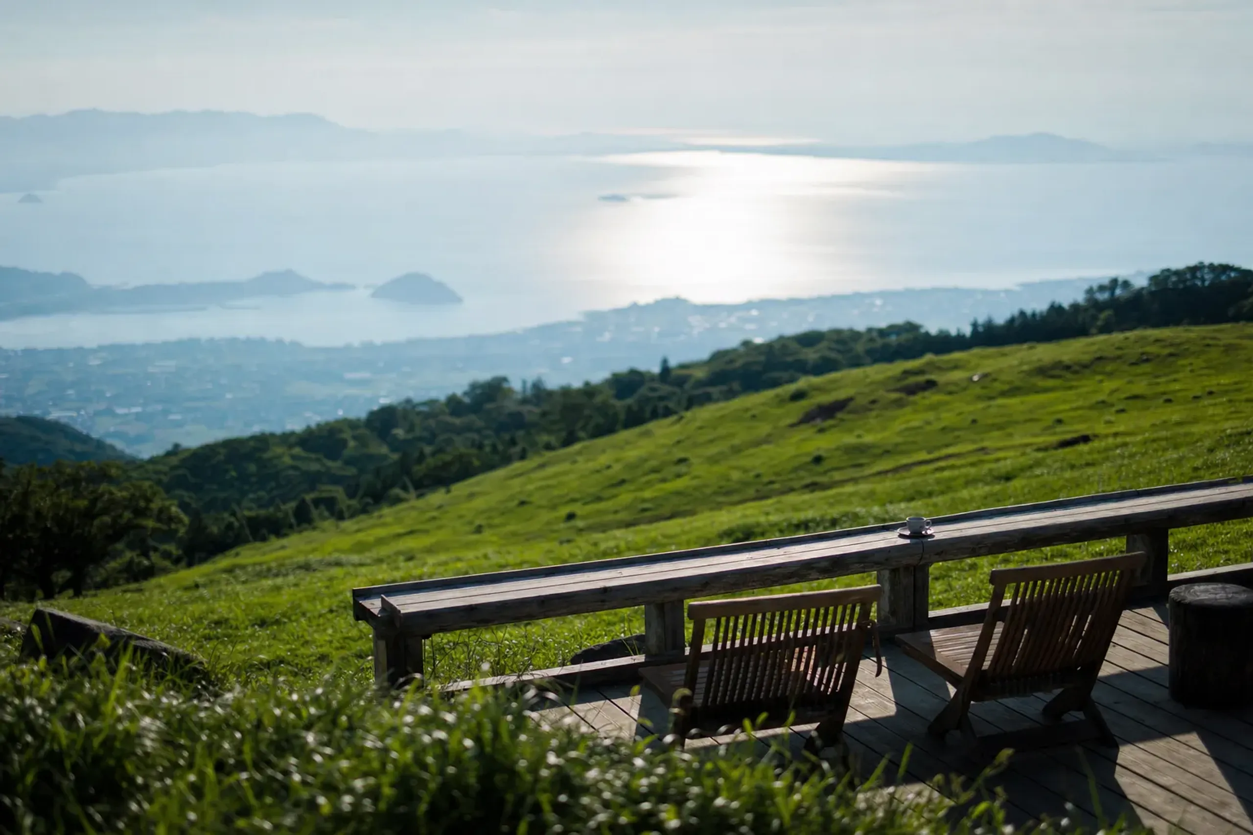 the green summer slope of the Hōrai Panorama Gelande ski run now serving as the setting for Café 360