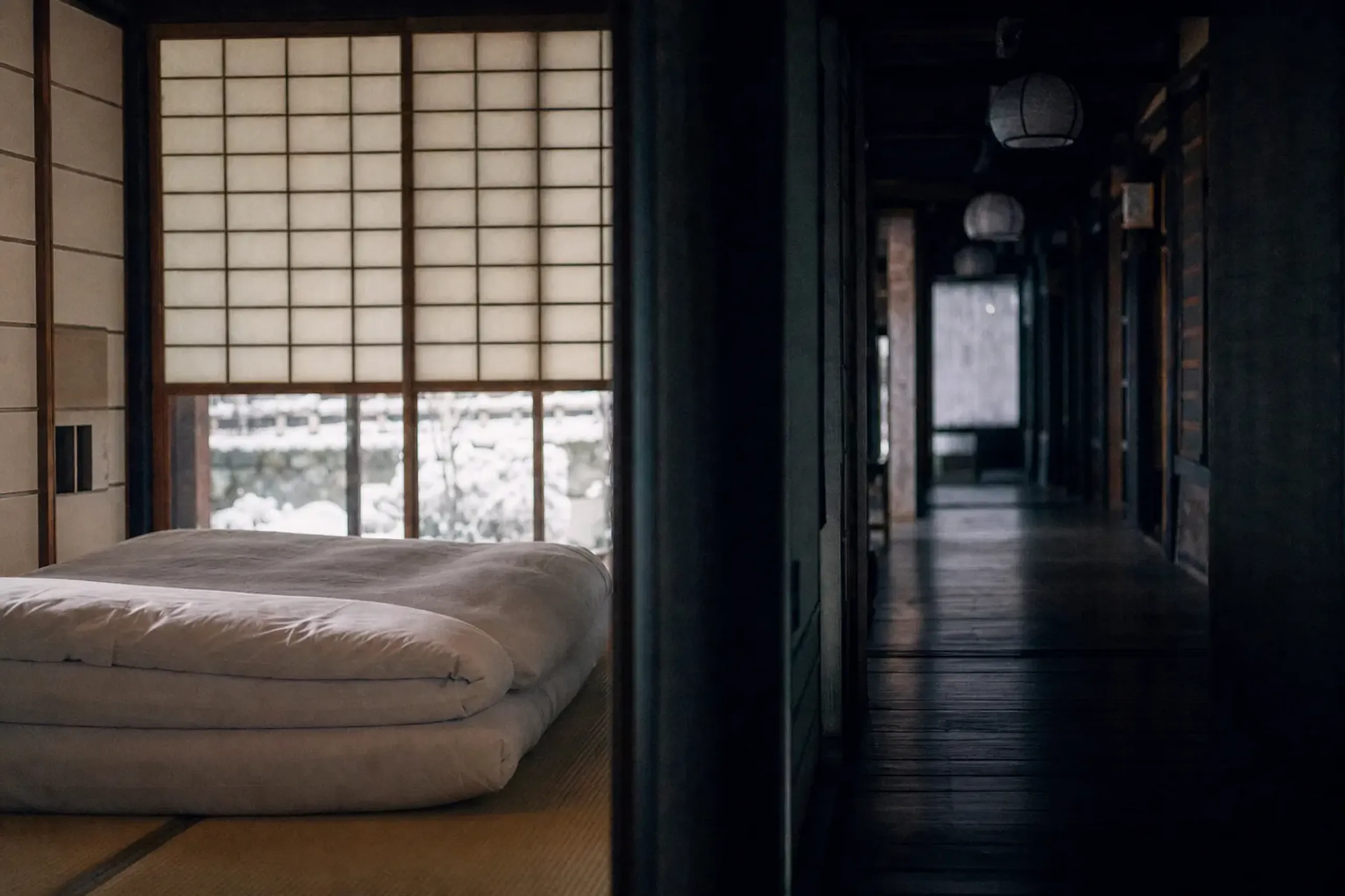 Tatami room and wooden temple corridor illustrating different styles of shukubo stays in Japan