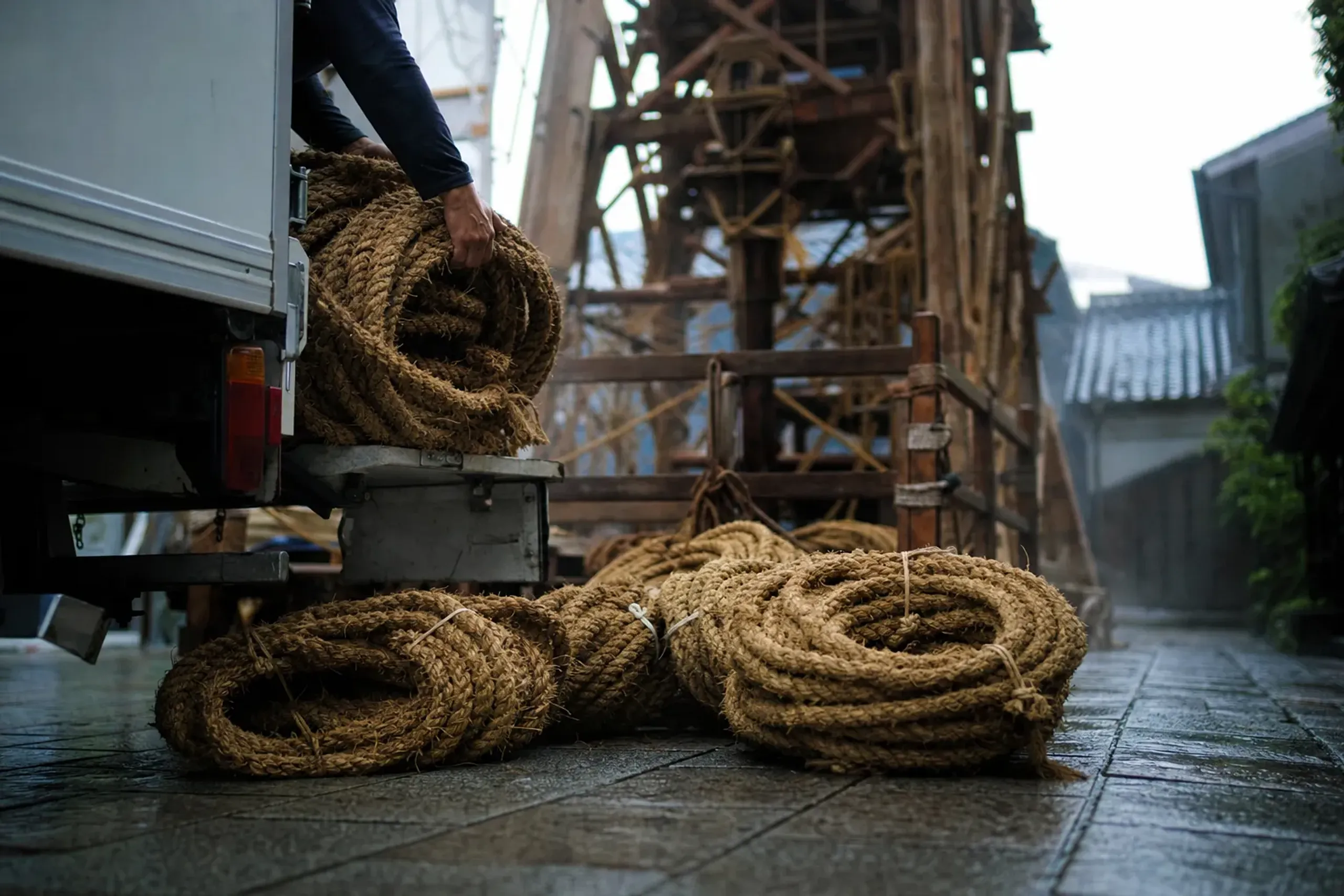 Some builder-focused accounts note the rope is trucked in fr