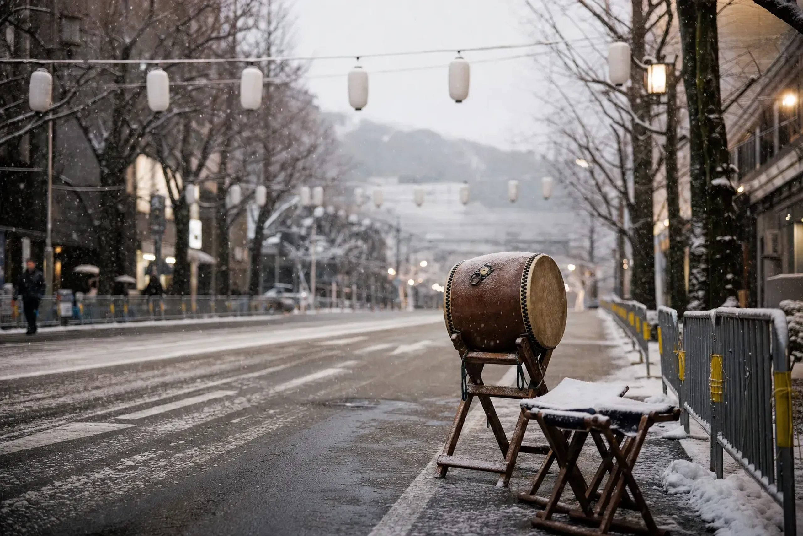 Come early enough to find your bearings while the street