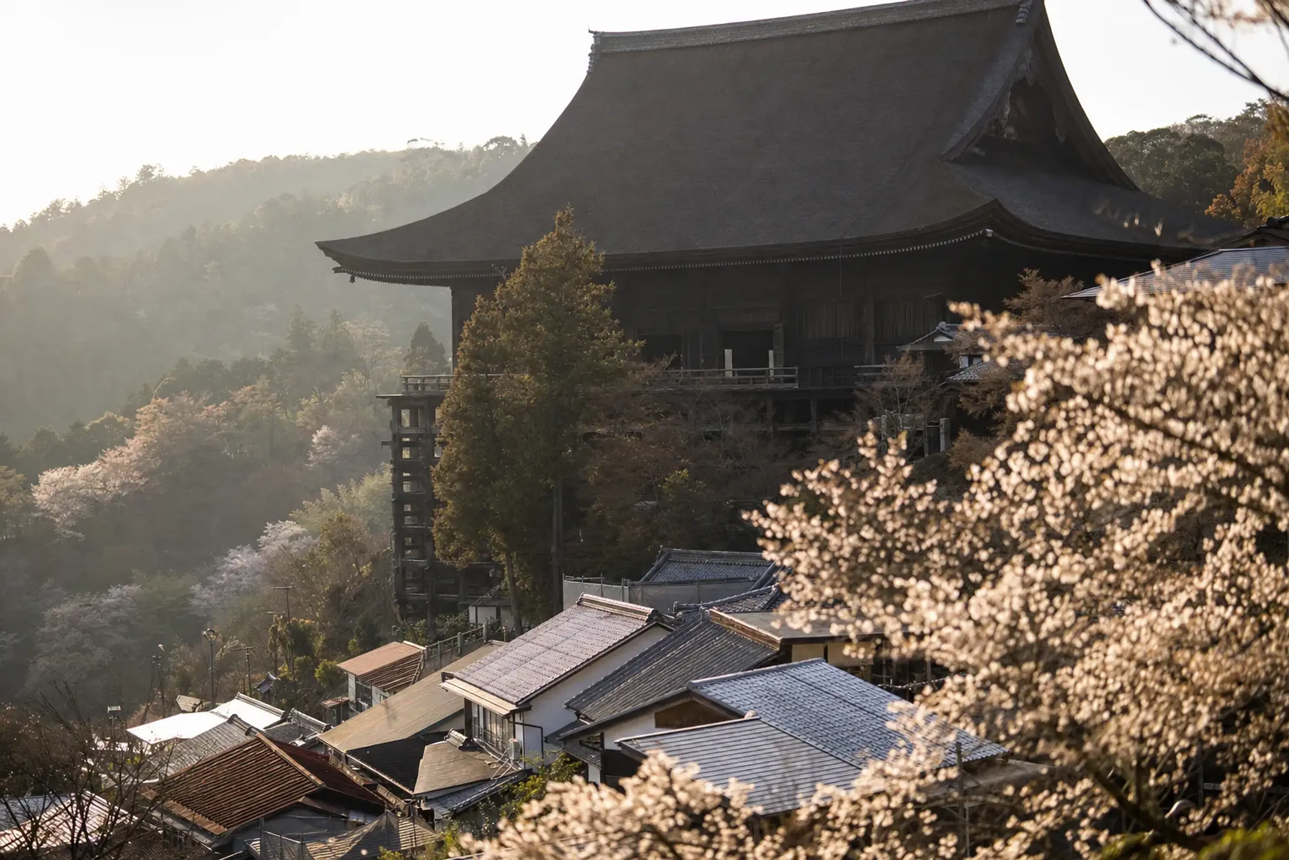 the Zaō-dō main hall of Kimpusen-ji temple, its vast dark wooden facade and sweeping tiled roof rising above Yoshinoyama village
