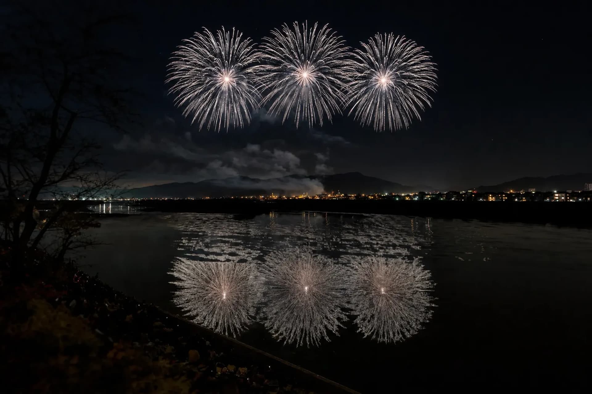 Nagaoka Fireworks: 3 White Shells When the Bombs Fell