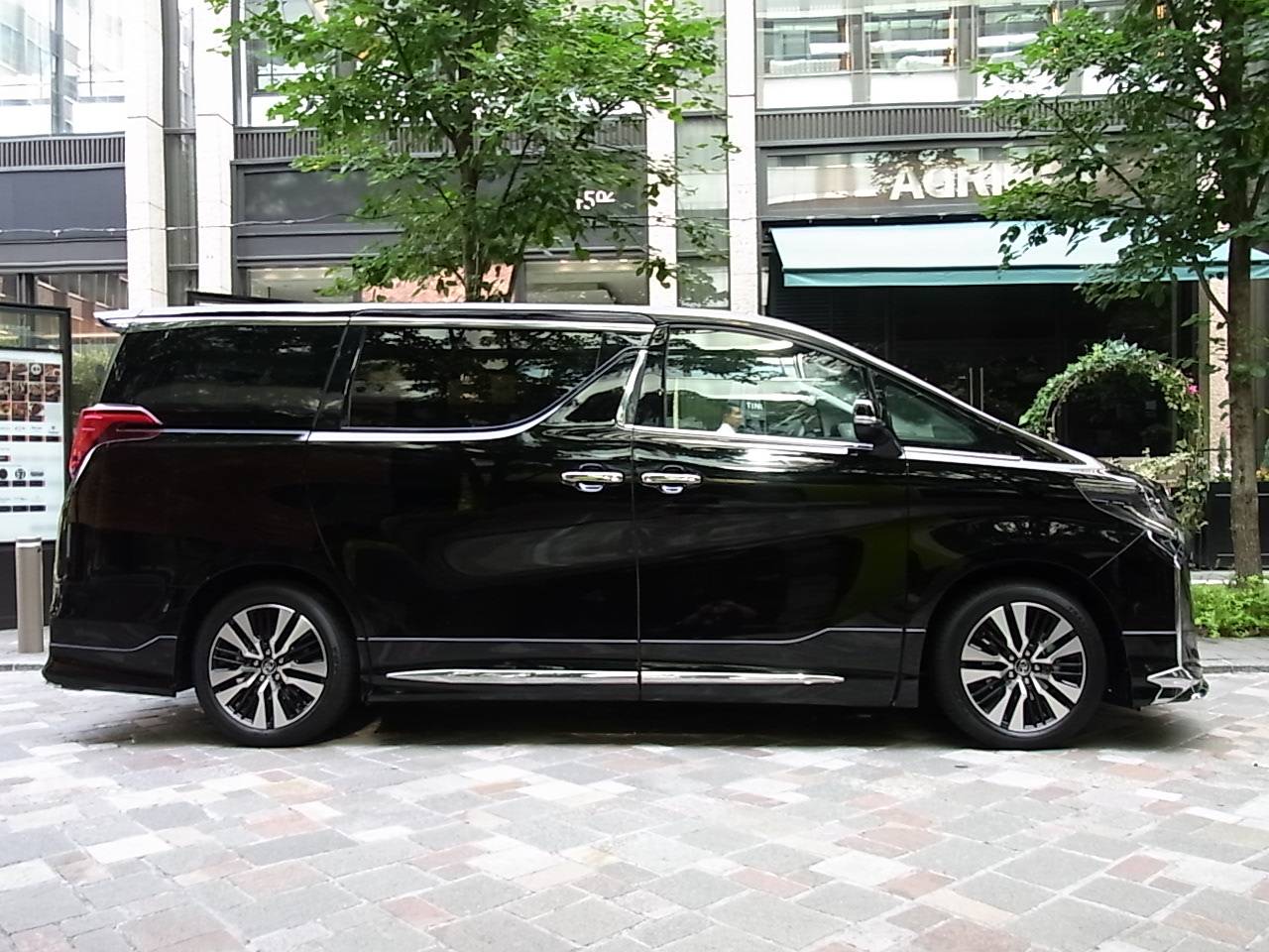 Concierge, Pinnacle of British craftsmanship,Exclusive Chauffeur, Luxury, Japan Experince