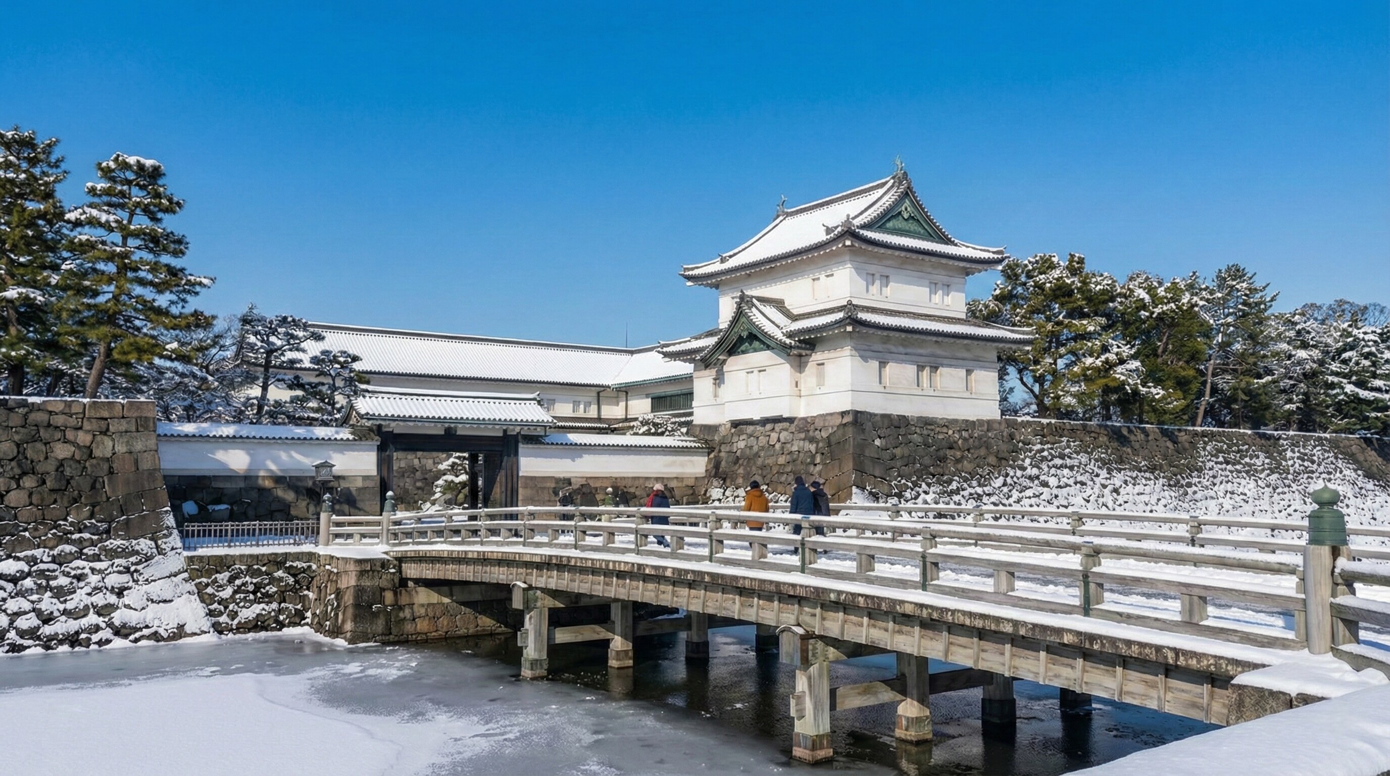 The Imperial Palace Tokyo Nijubashi Bridge during winter.