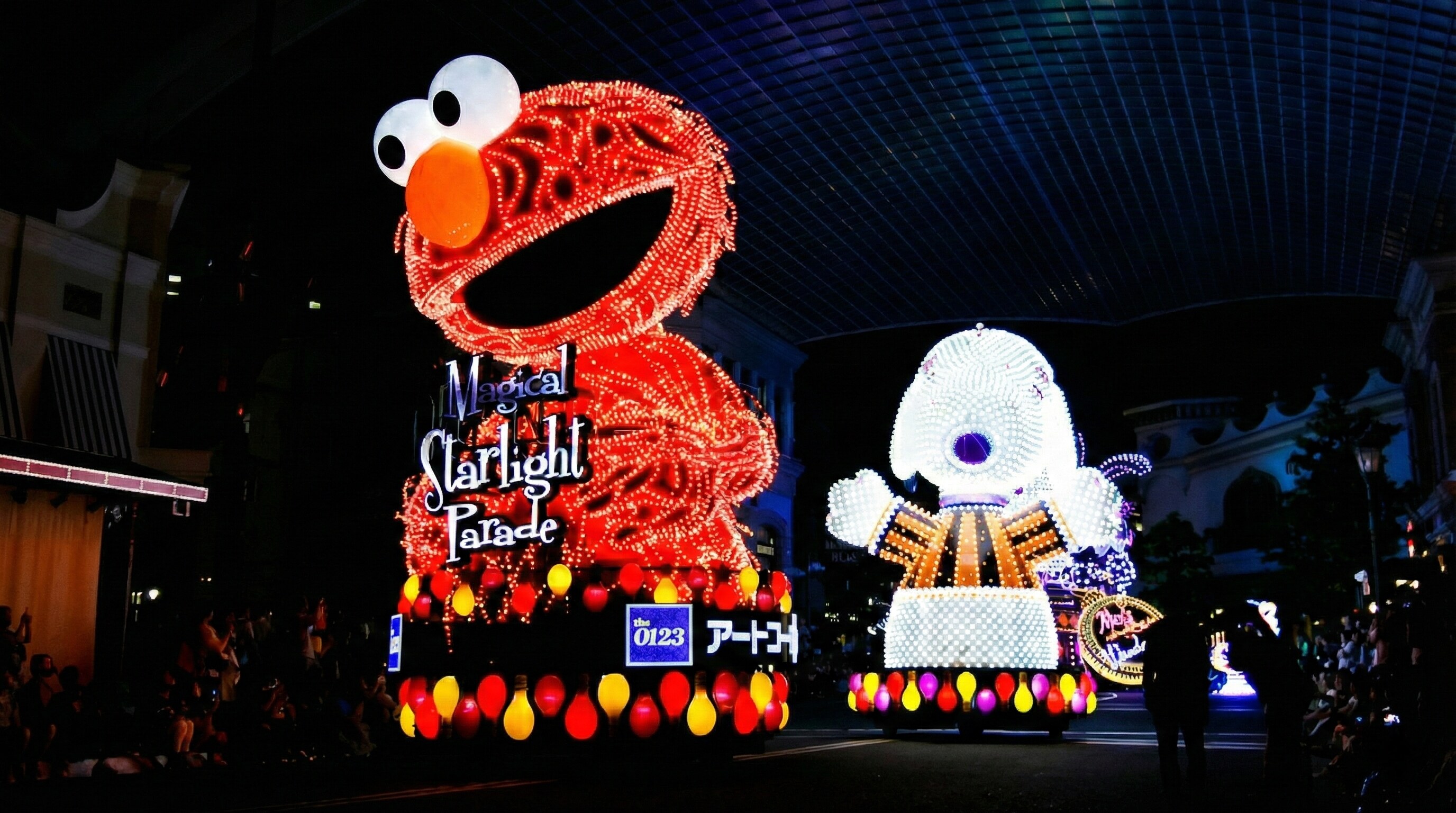 A spectacular, unobstructed view of the Tokyo Disneyland Electrical Parade Dreamlights.