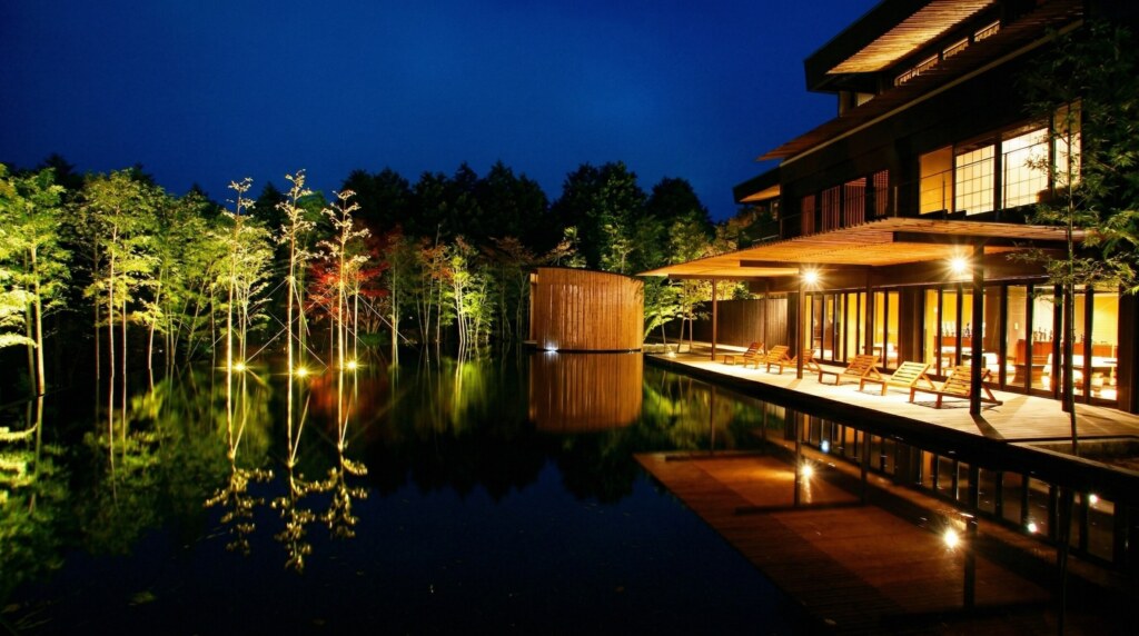 The beautiful bamboo exterior and lush green landscape of Kinnotake Senkyohara in Hakone.