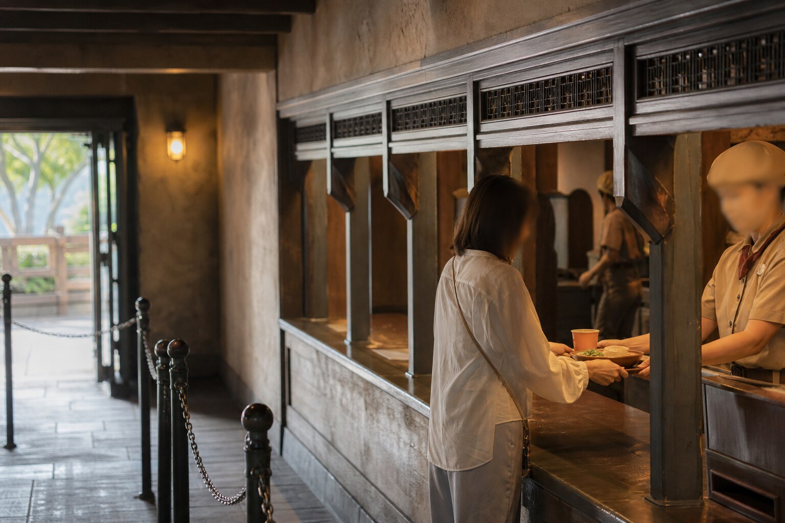 Guest picking up food at a Tokyo Disney Resort restaurant counter with minimal waiting