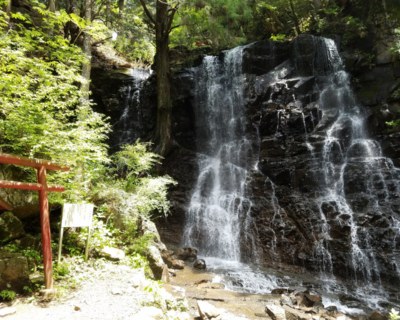 Hahanoshirataki Waterfall​