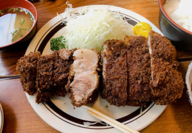 特大ロースカツ定食 左のほうは脂多くてなかなかヘビーだったー - Google マップ